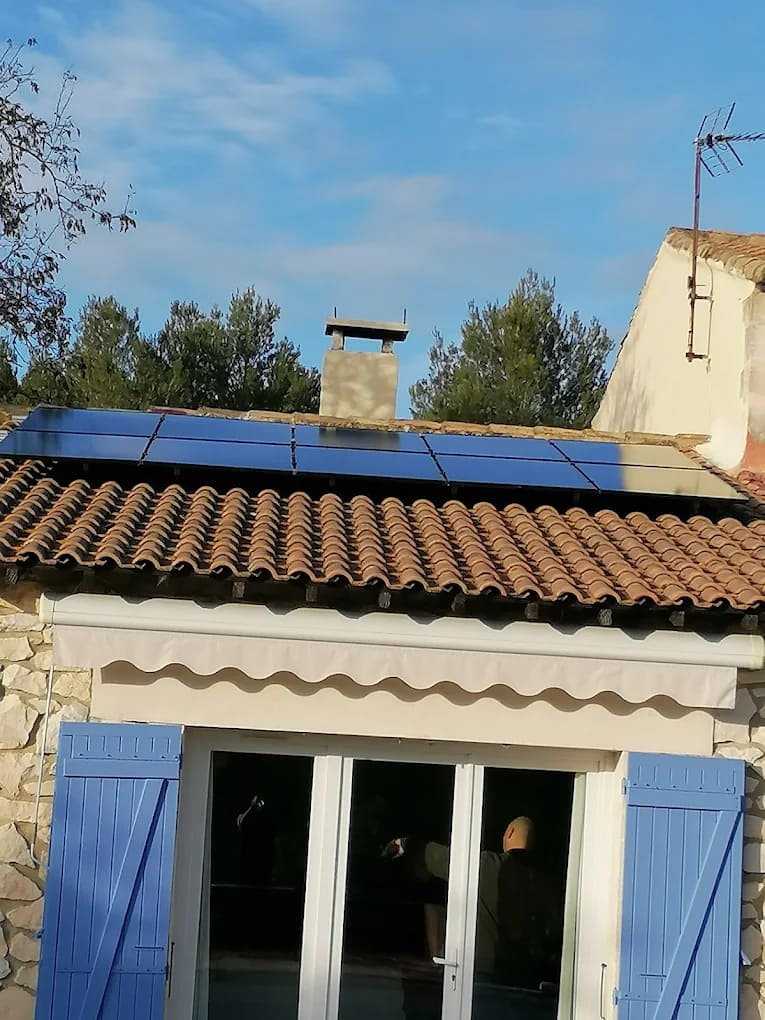 Installation panneaux solaires sur maison provençale dans l'Hérault