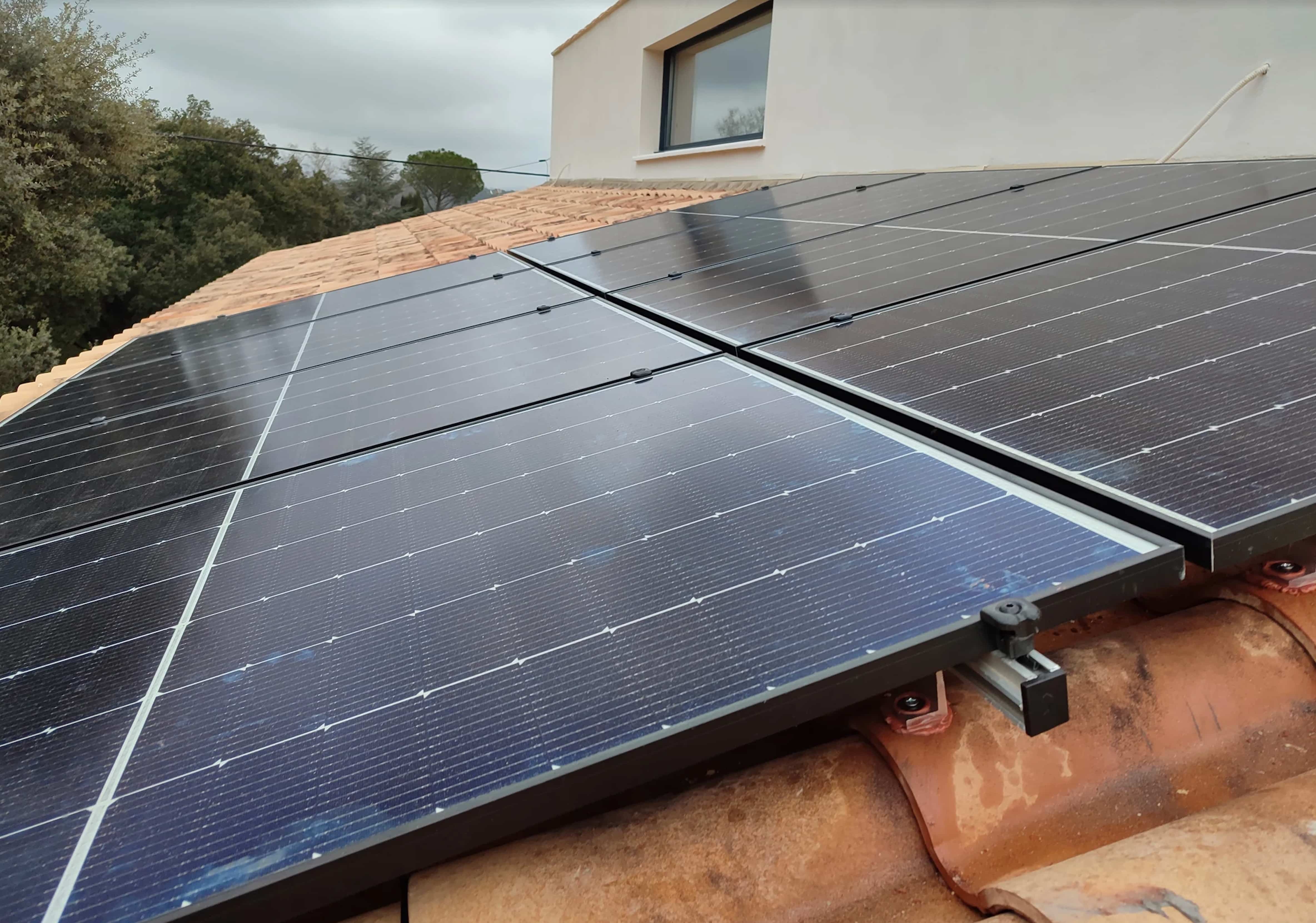 Installation panneaux solaires 3kW sur toit tuiles canal par AJConfort