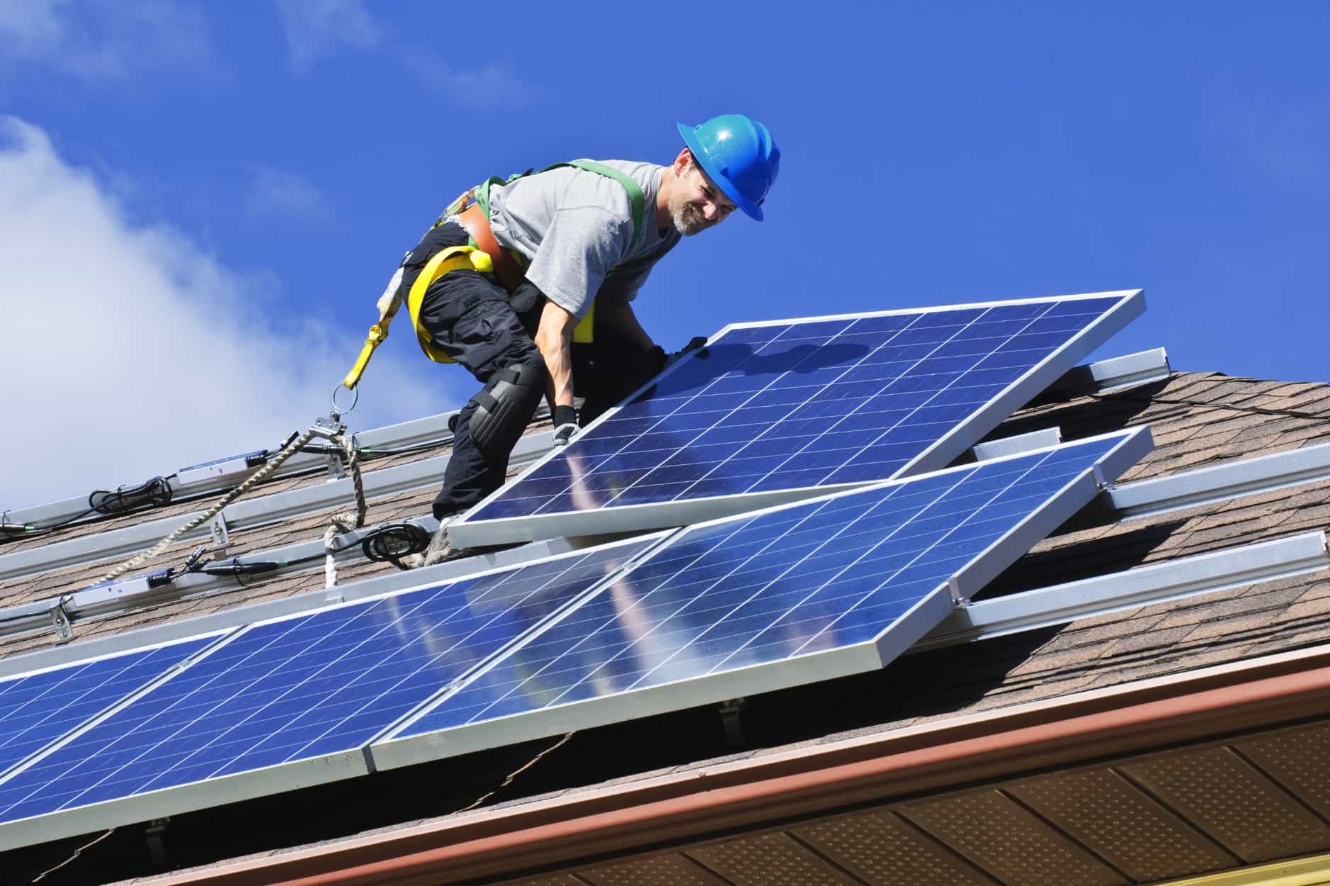 Technicien AJConfort en intervention sur toiture